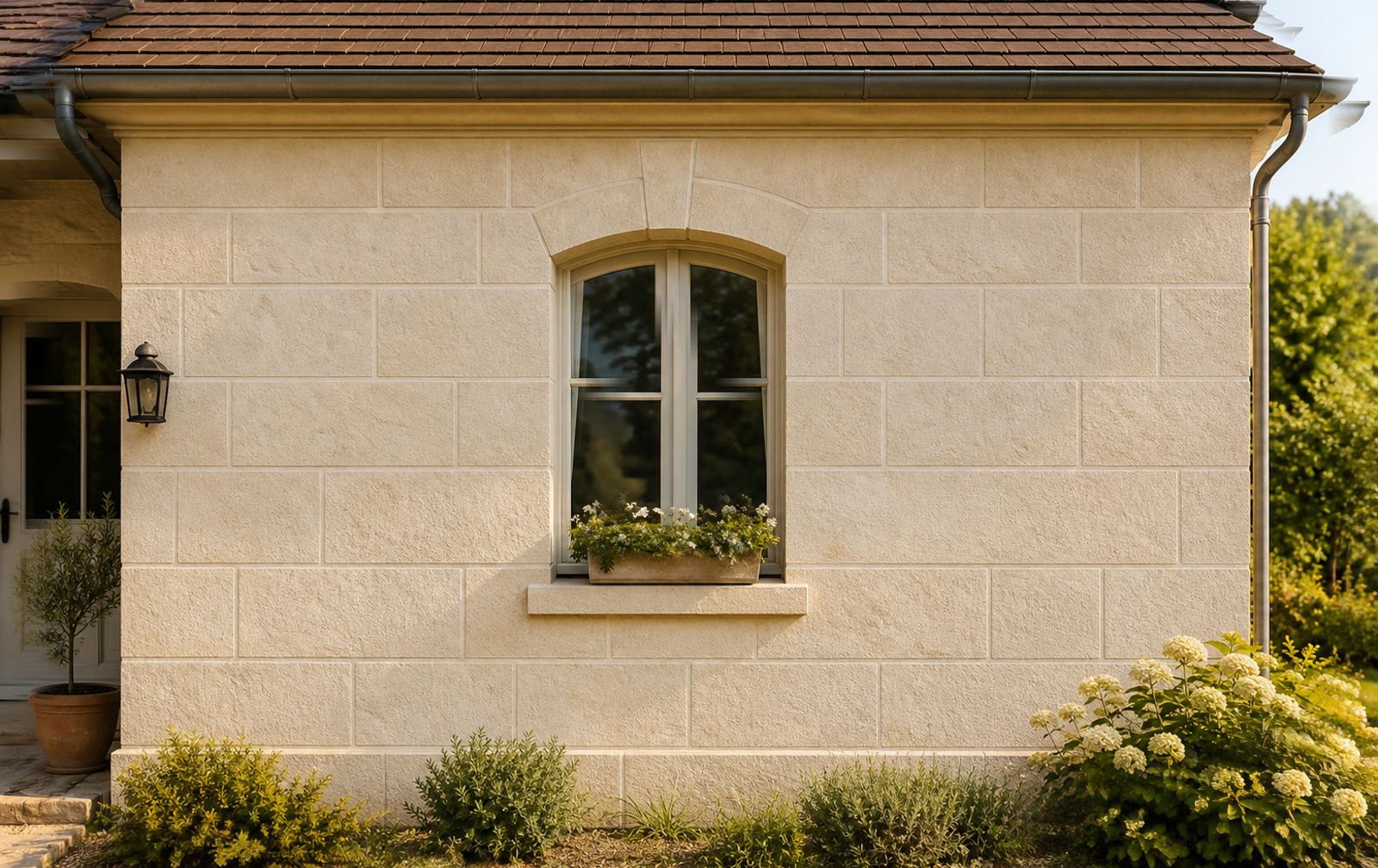 Façade métamorphosée en pierre de taille sculptée avec encadrement cintré